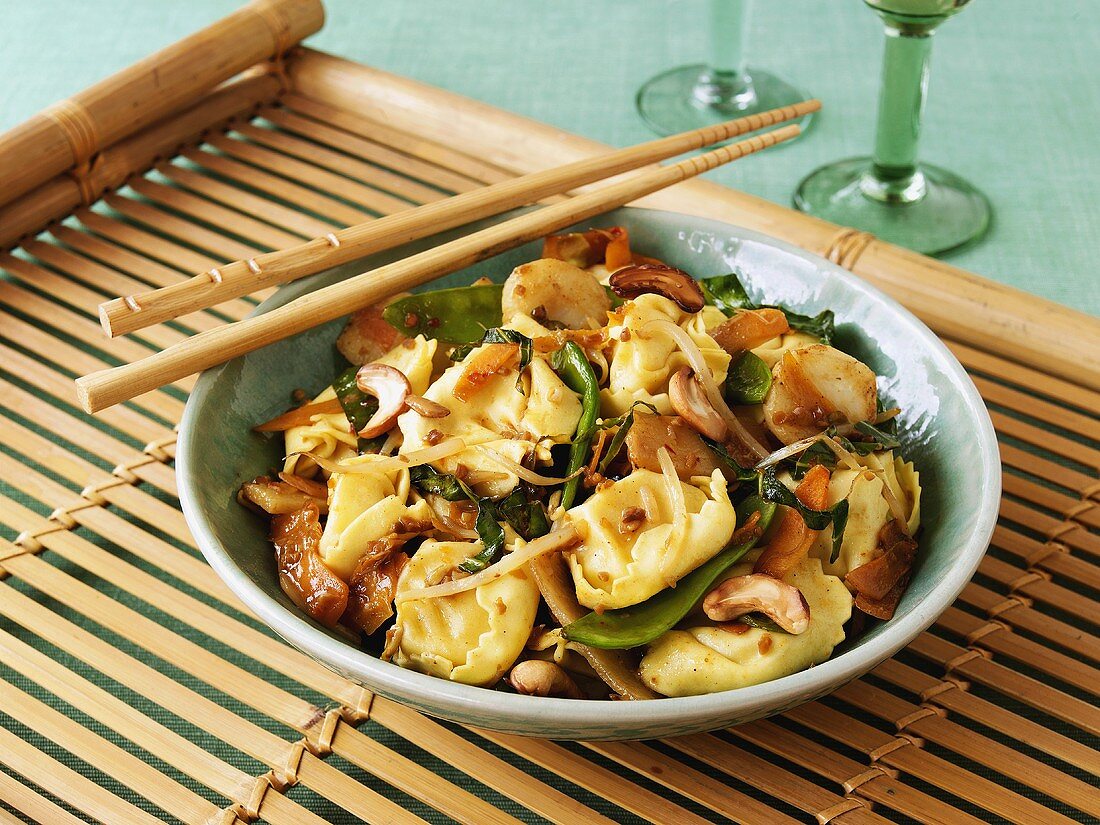 Tortellini with Asian vegetables and cashew nuts