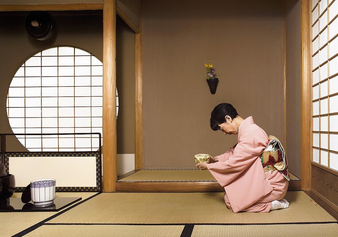 Japanische Frau bei einer Teezeremonie