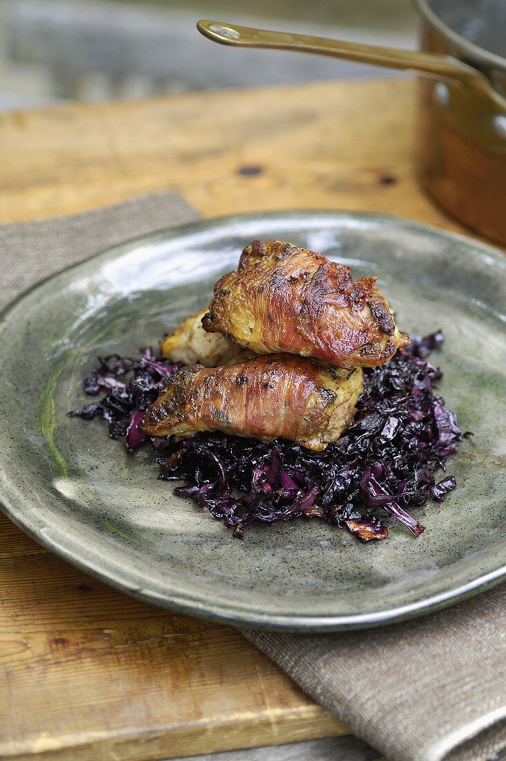 Gebratene Rebhuhnbrüstchen im Speckmantel auf Rotkohl