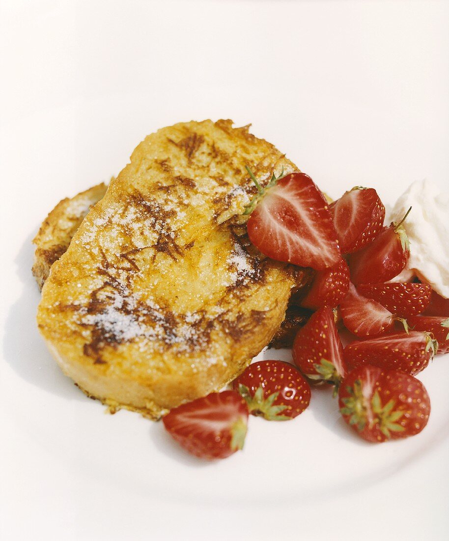 French toast with grated carrots, strawberries & cream