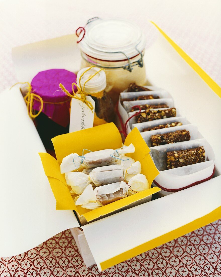 Gift-wrapped ginger caramels and chocolate biscuits