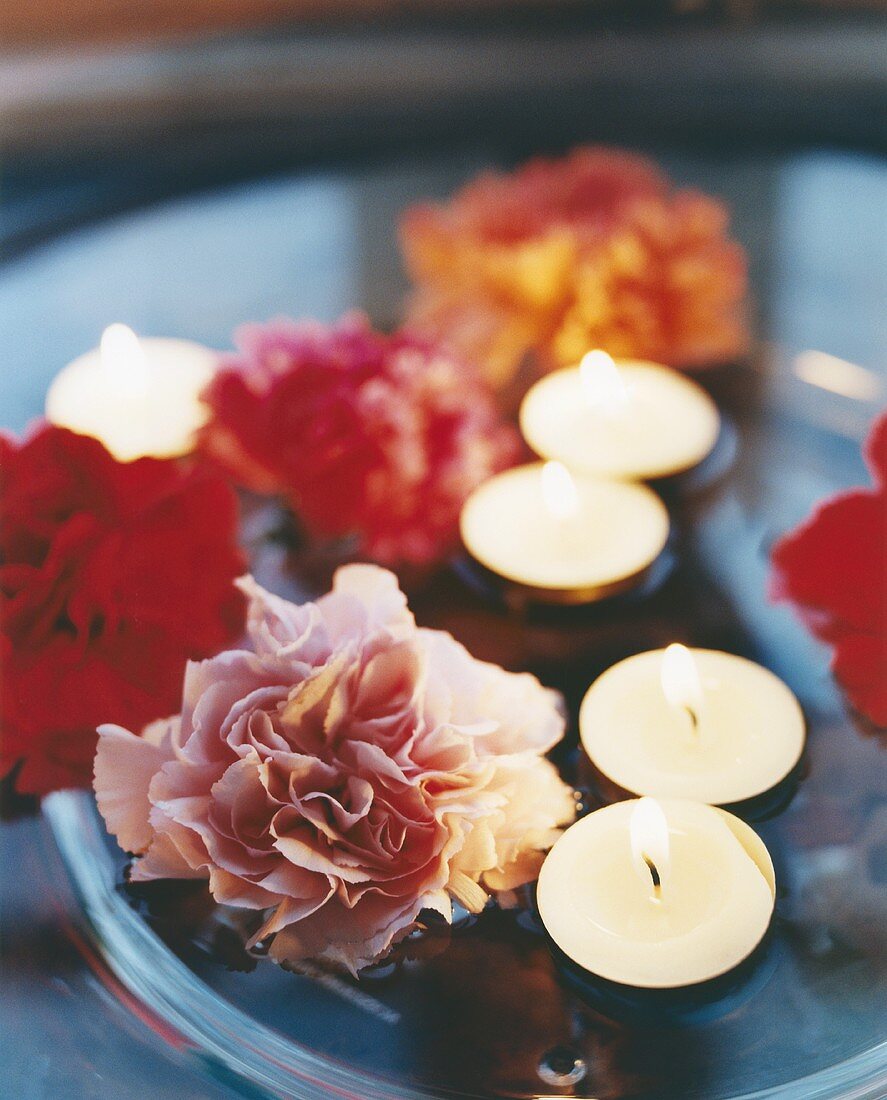 Schwimmende Blüten und Kerzen