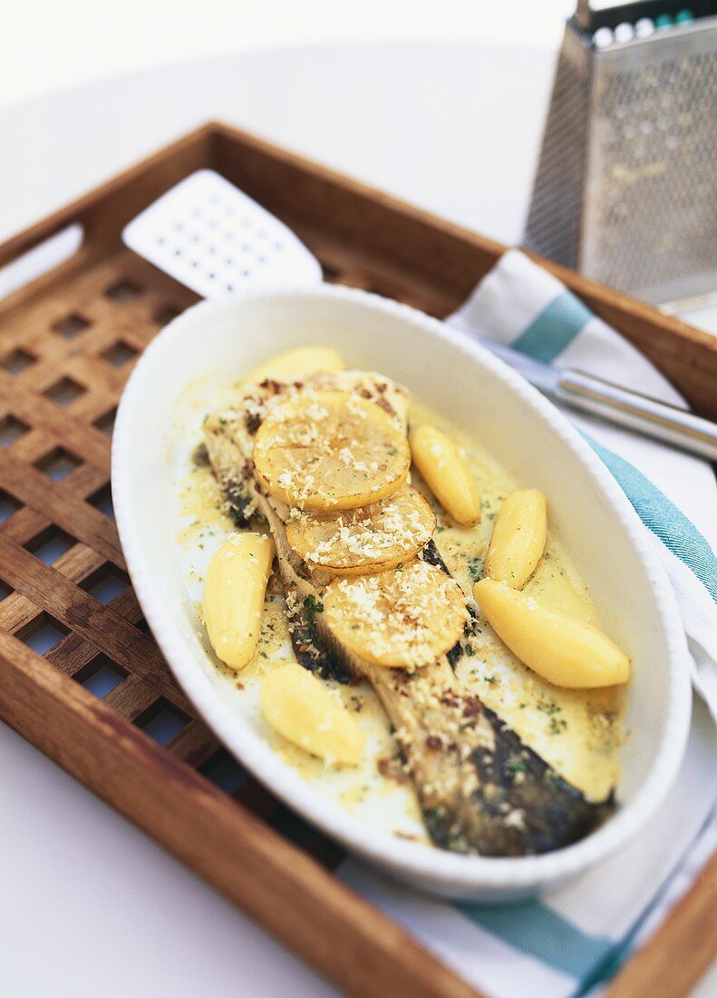 Baked cod with lemon slices and horseradish