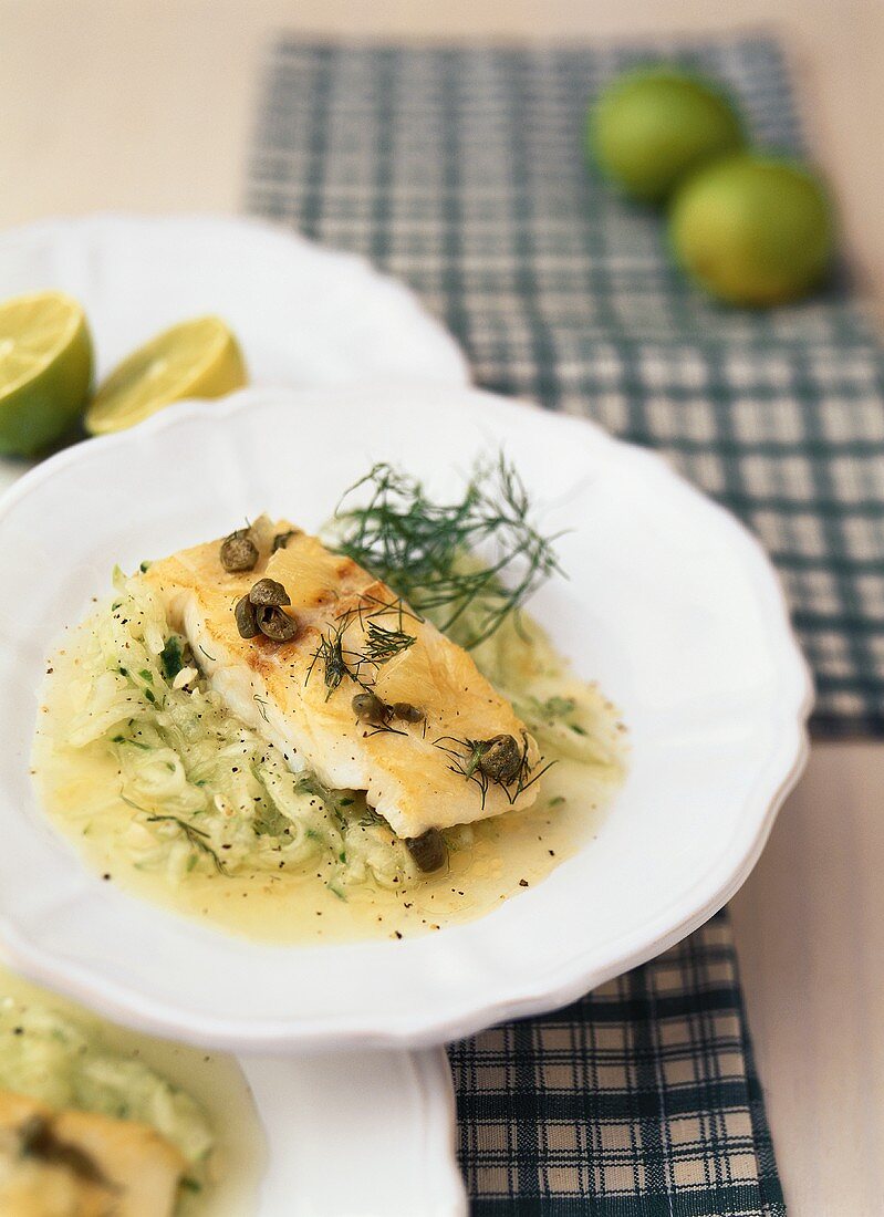 Kabeljau auf Gurkensalat mit Kapern und Dill