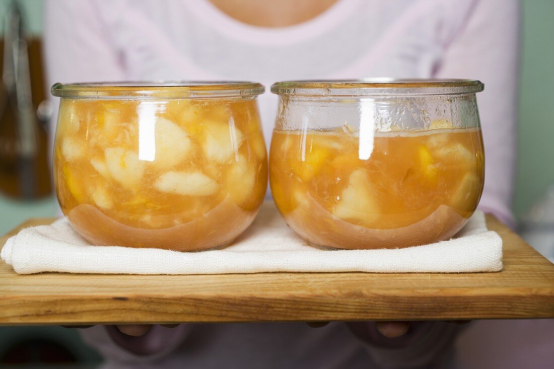 Zwei Gläser mit Aprikosenmarmelade