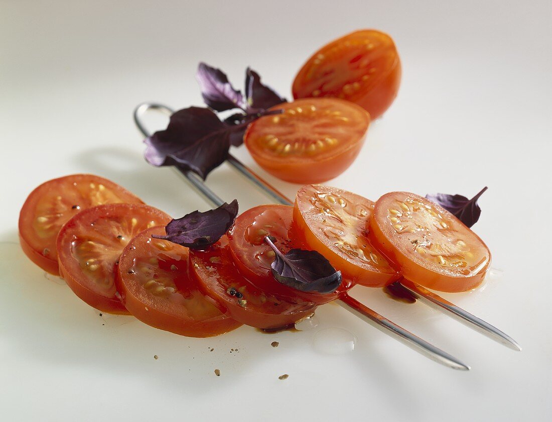 Tomatensalat mit rotem Basilikum