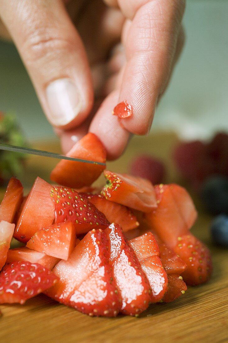 Erdbeeren in Stücke schneiden