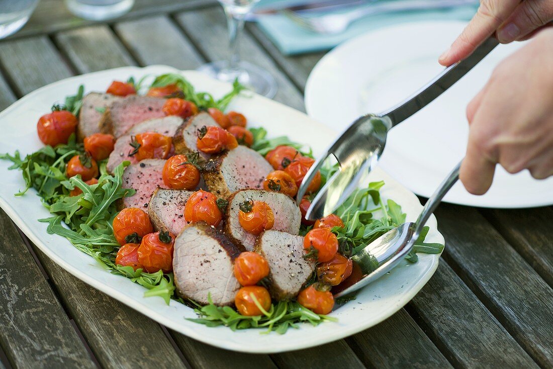 Roastbeef mit gebratenen Tomaten und Rucola