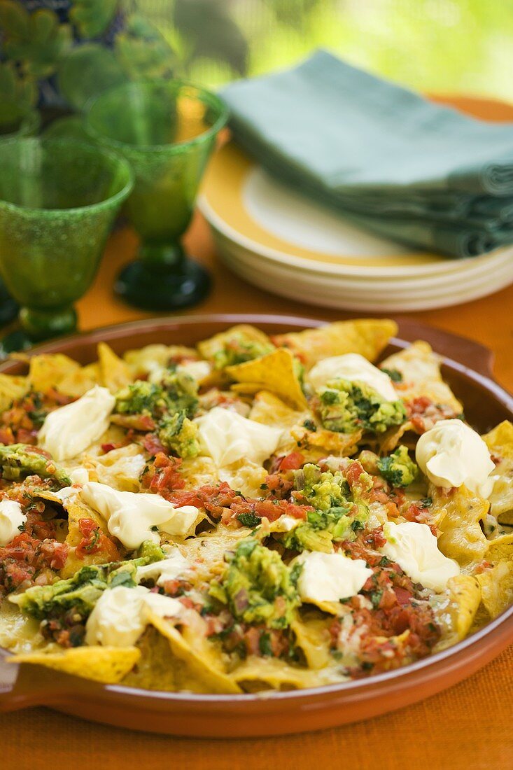 Nachos mit Tomatensalsa und Guacamole