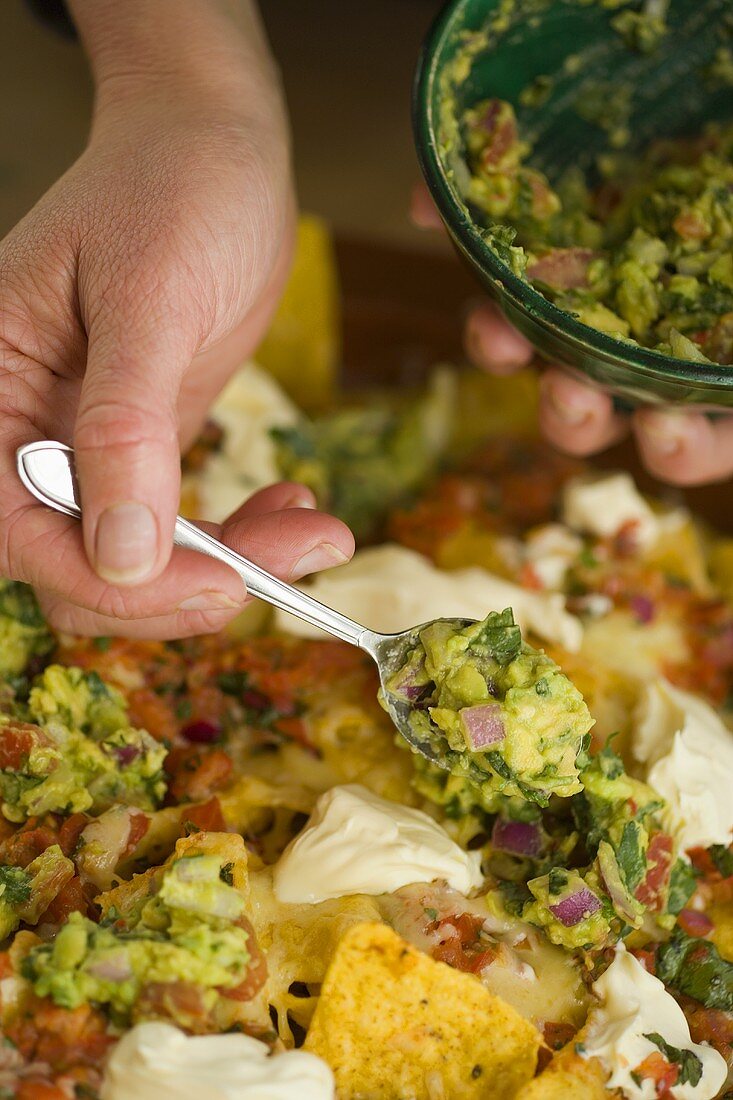 Nachos mit Tomatensalsa und Guacamole