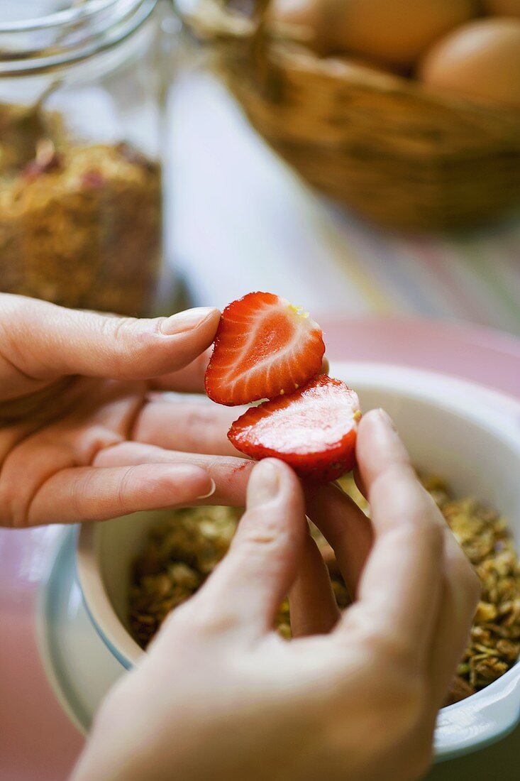 Müsli mit frischen Erdbeeren