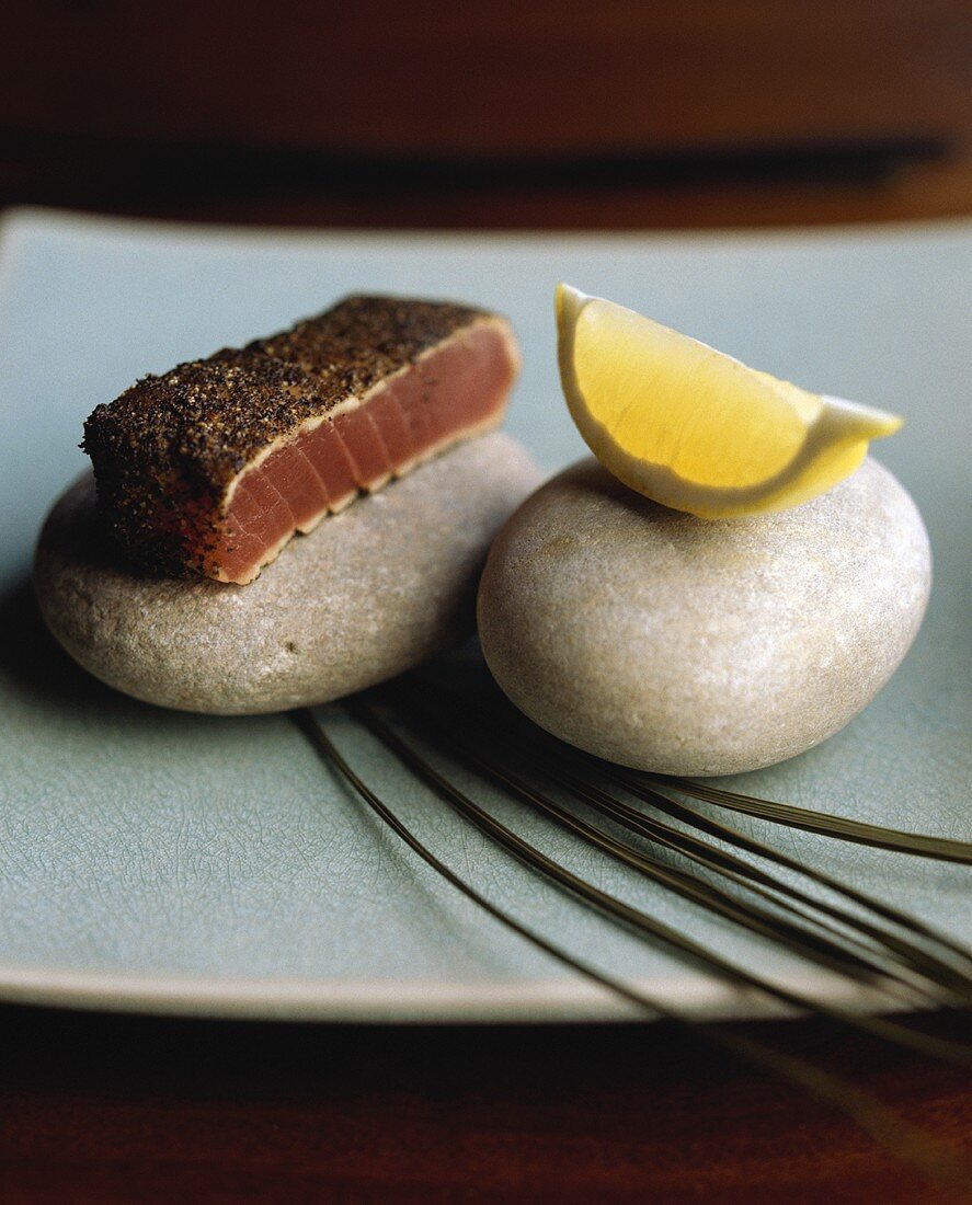 Seasoned tuna with lemon wedge