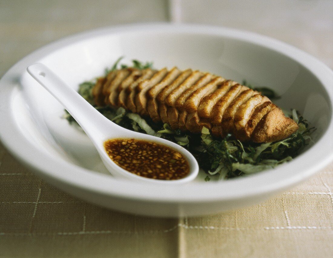 Gebratene Entenbrust mit Gemüse und Sesam-Soja-Sauce