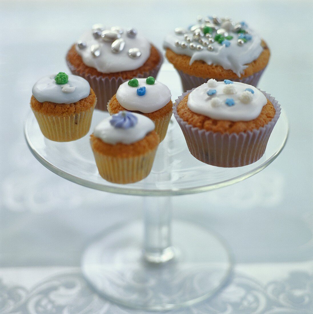 Cup-cakes with icing and dragées