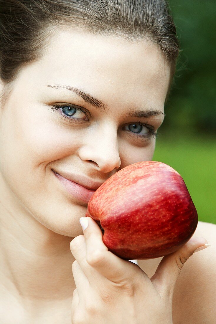 Junge Frau mit frischem Apfel