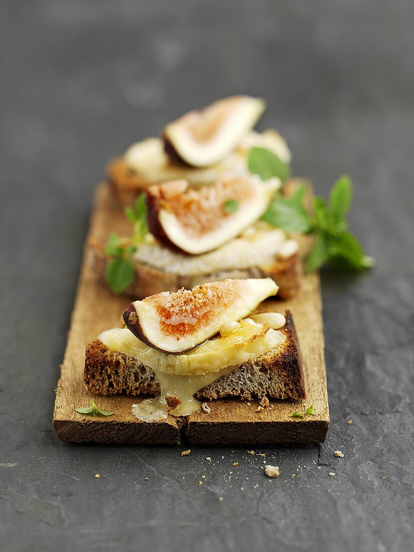 Walnut toast with goat's cheese and figs