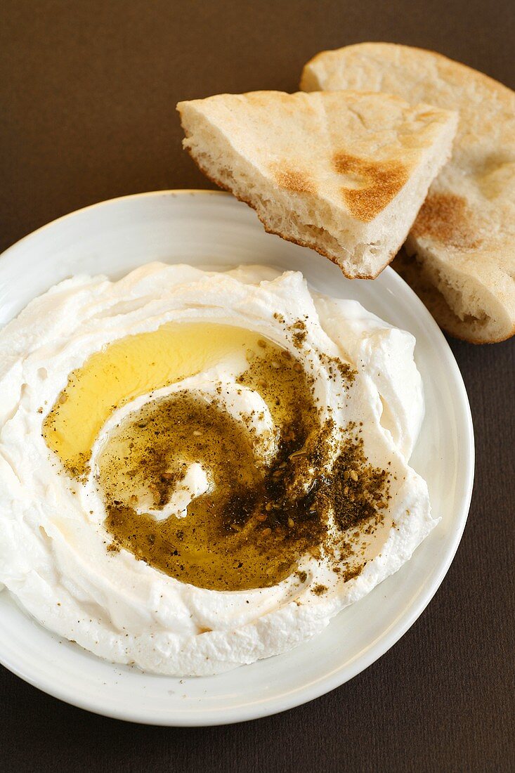 Labaneh (Joghurtkäse, Israel und Arabien) mit Fladenbrot