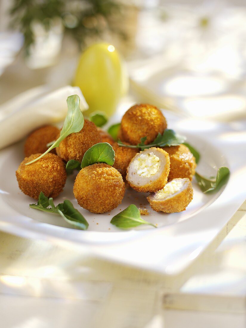 Deep-fried meatballs with cheese