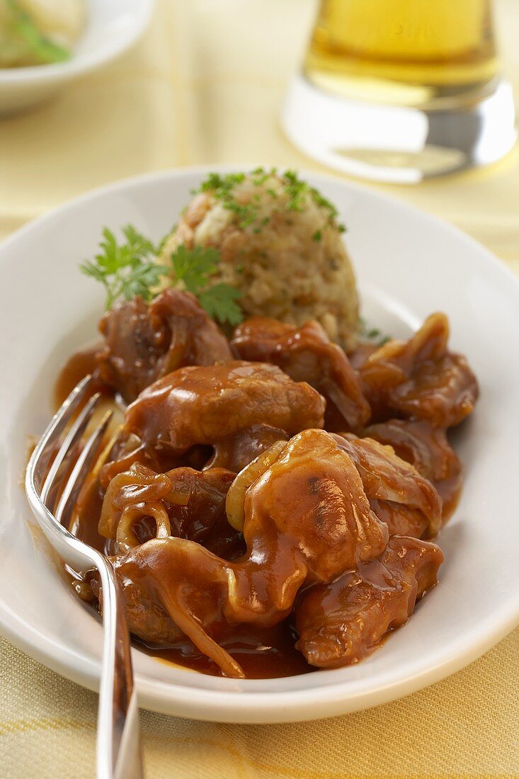 Bierkutschergulasch mit Semmelknödel