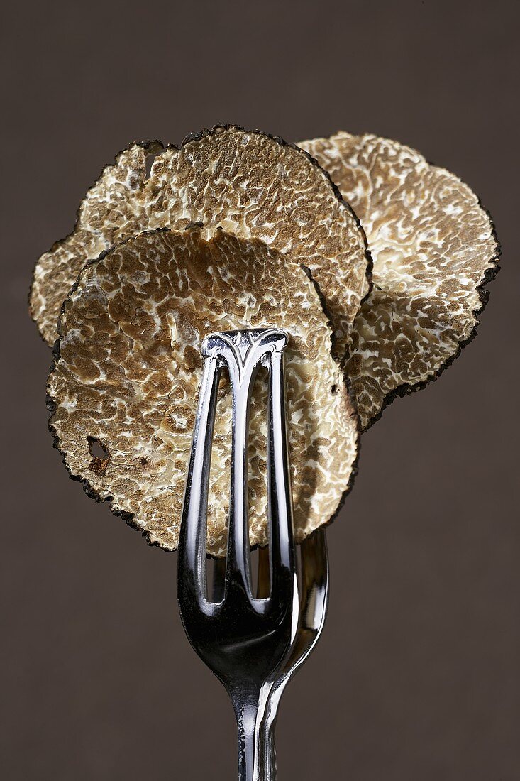 Truffle slices in tongs