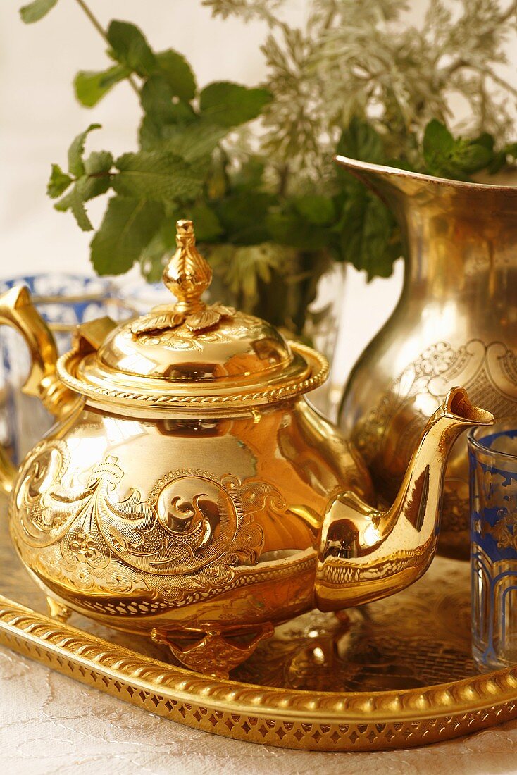 Teekanne und Teeglas aus Marokko