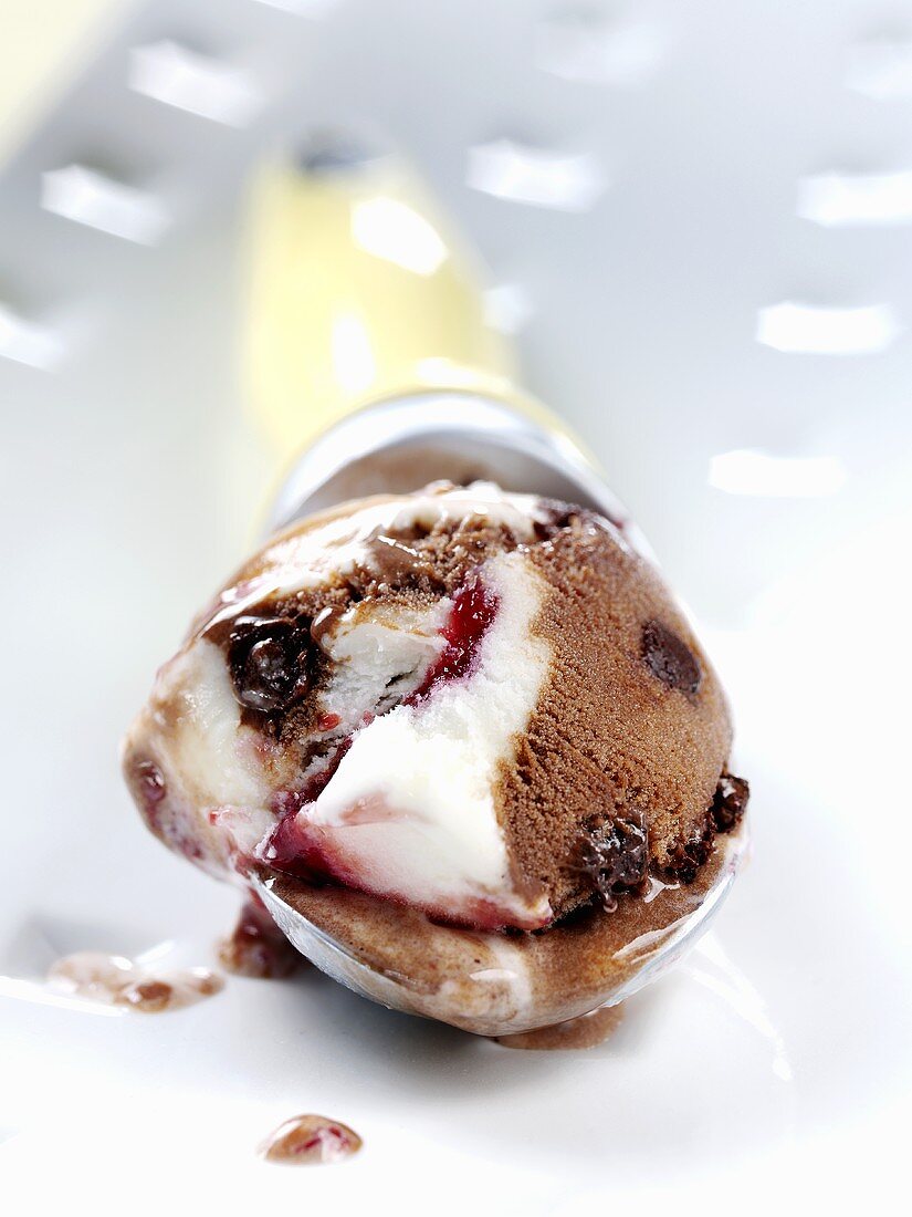 Eine Kugel Schokoladen-Himbeer-Eis im Kugelausstecher