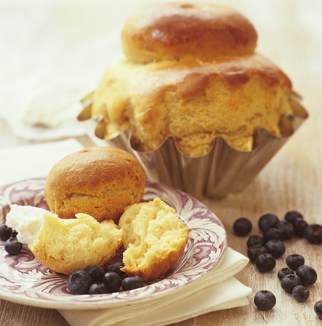 Brioche with ricotta and blueberries