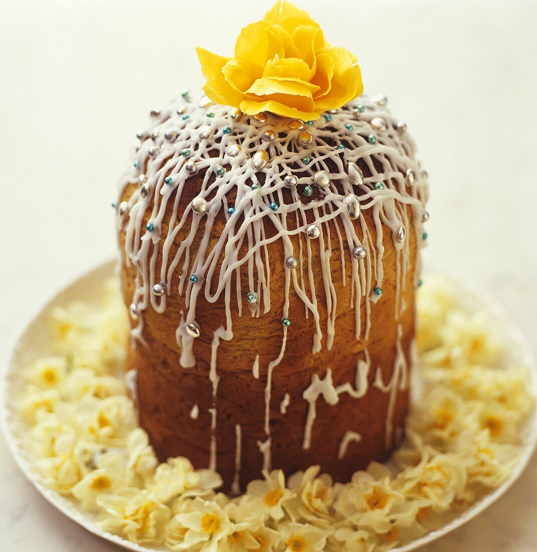 Hefekuchen mit glasierten Früchten und Mandeln