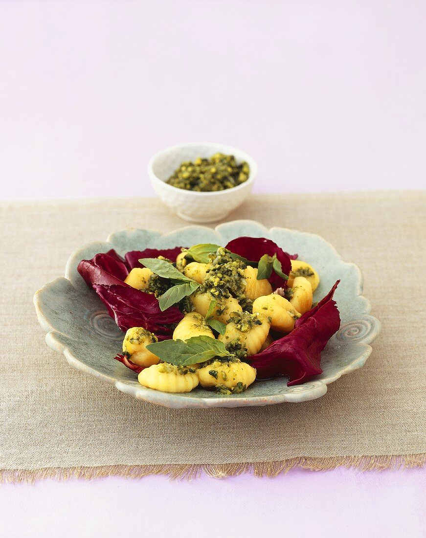 Gnocchi mit Basilikumpesto auf Radicchio