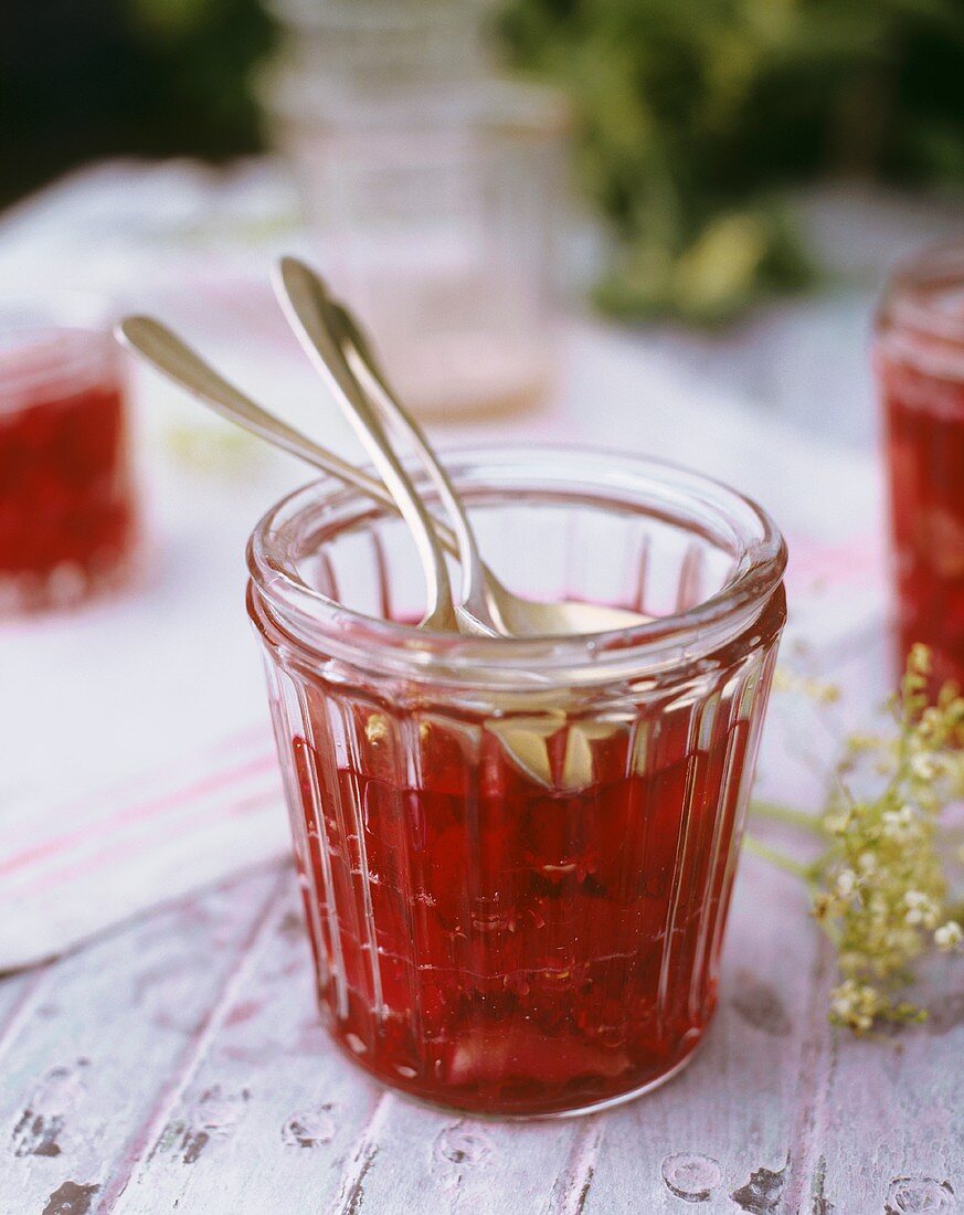 Erdbeer-Holunderblüten-Marmelade mit Löffeln im Glas