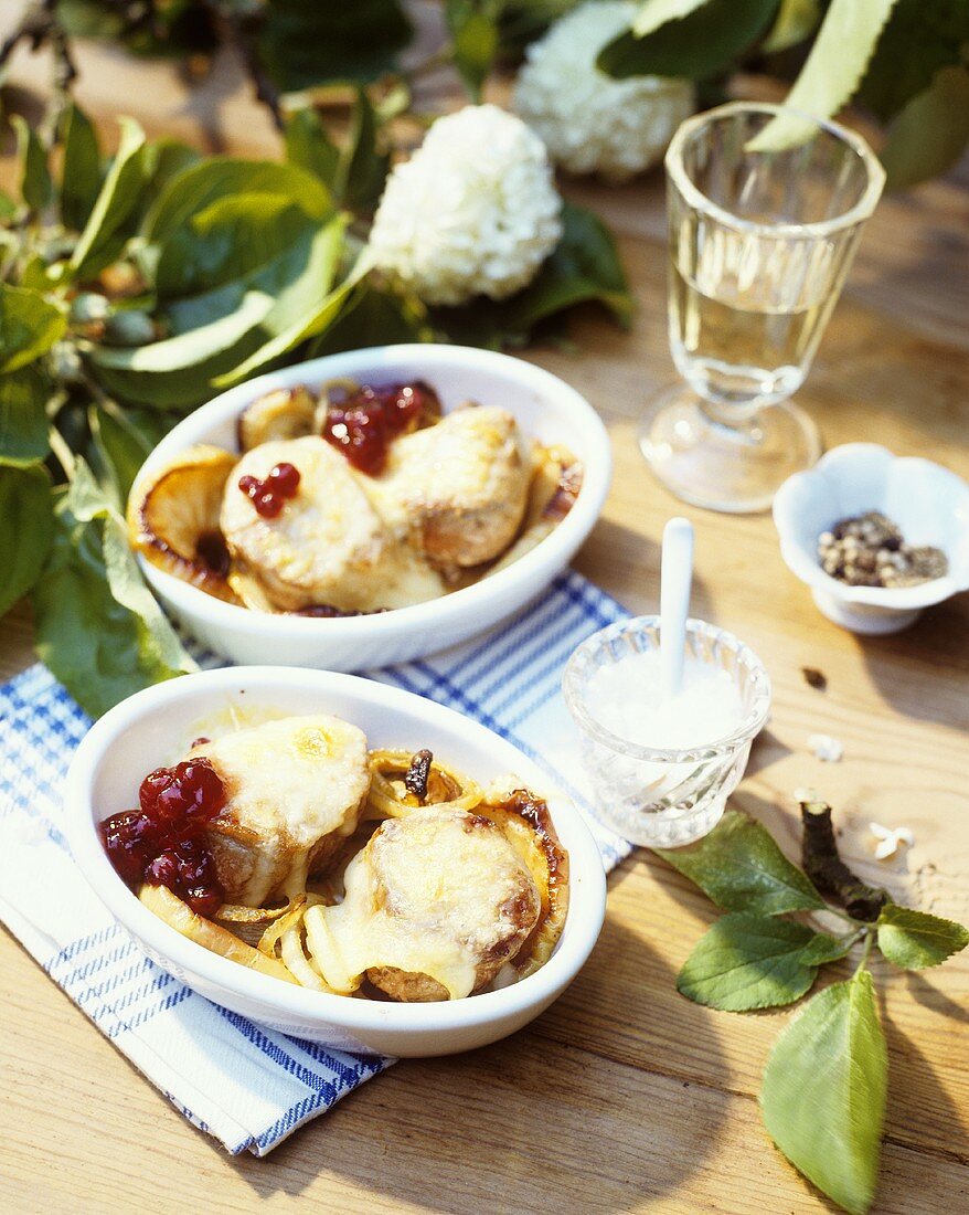 Überbackene Schweinemedaillons mit Apfel und Preiselbeeren