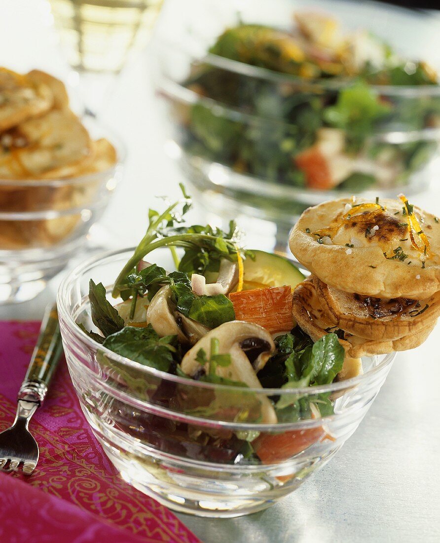 Bunter Salat mit Krabbenfleisch und Champignons