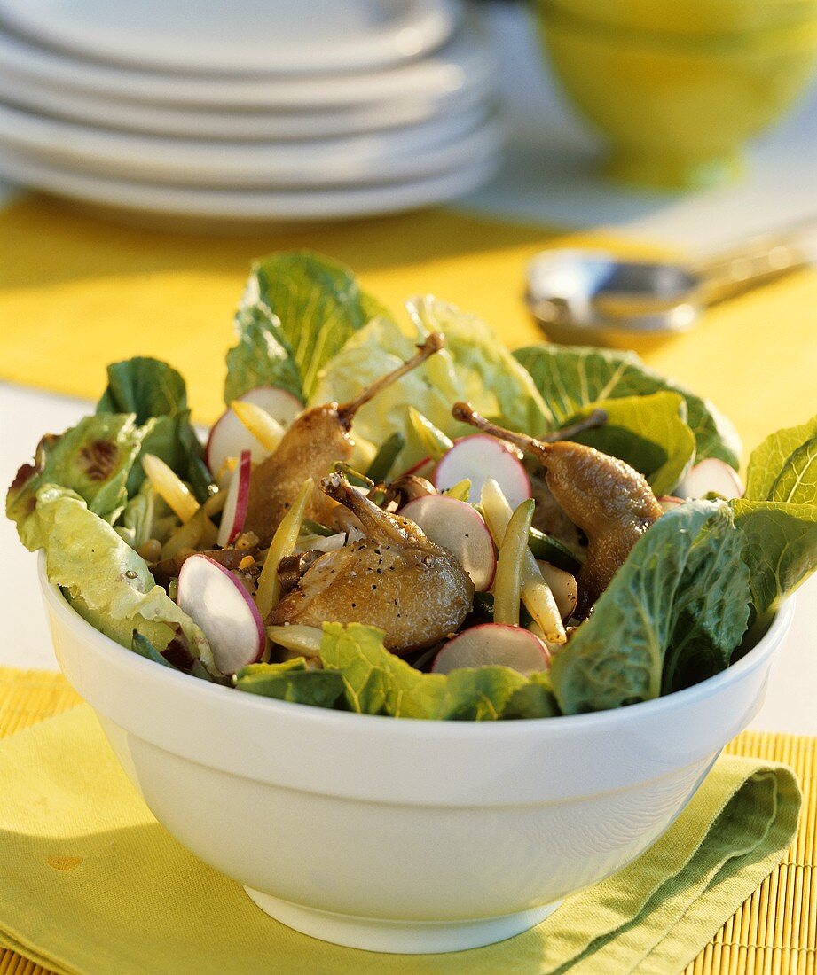 Blattsalat mit Bohnen und Wachtelkeulen