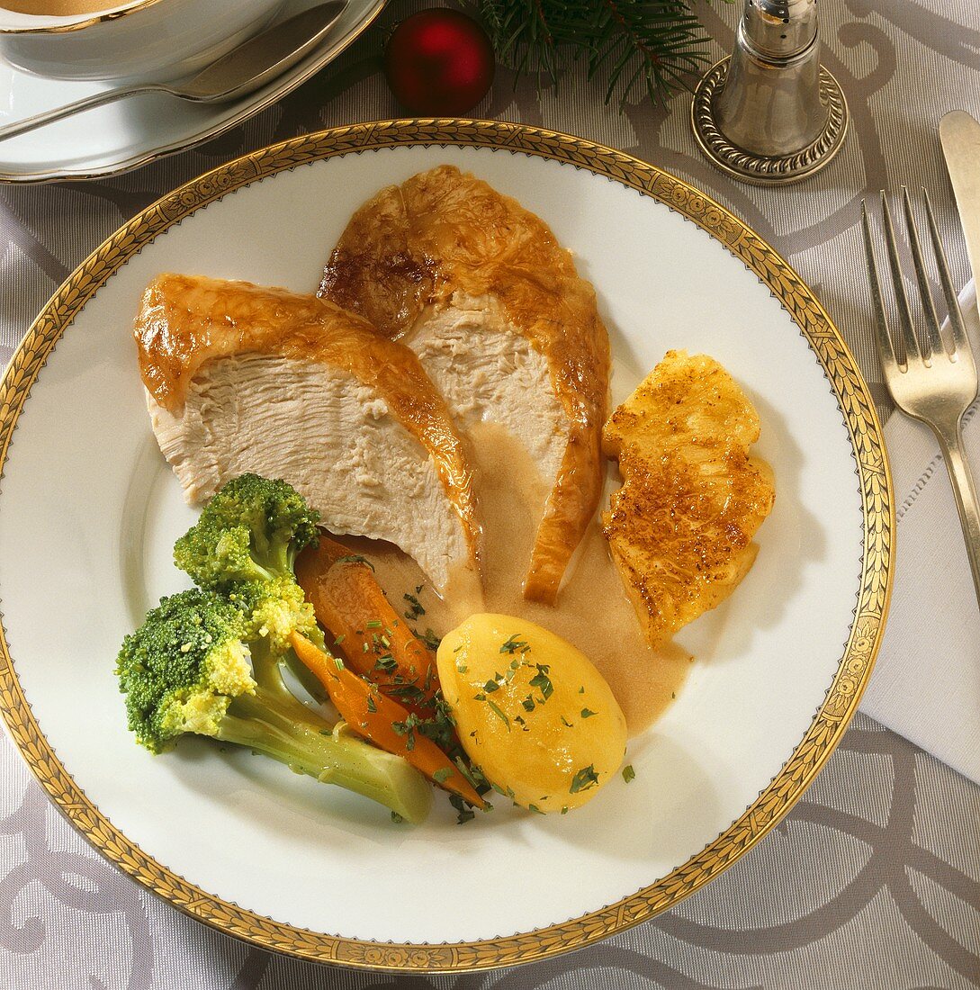 Putenbraten mit Brokkoli-Karotten-Gemüse und Kartoffeln