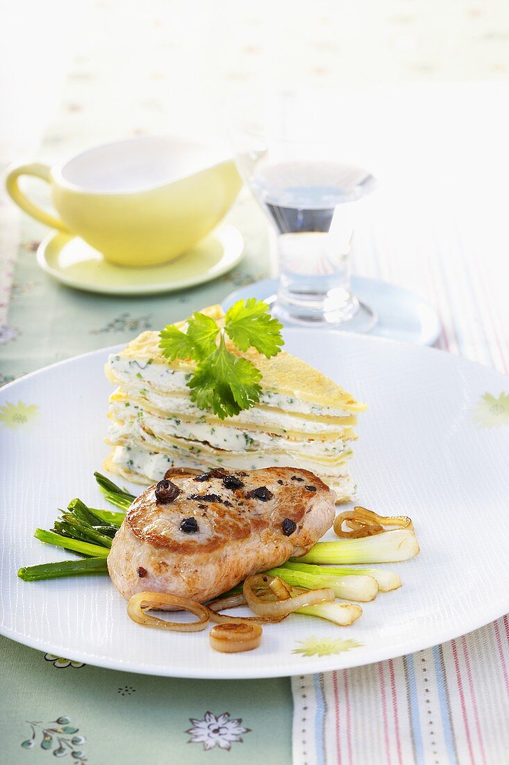 Schweinemedaillon auf Frühlingszwiebel mit Crepe-Torte