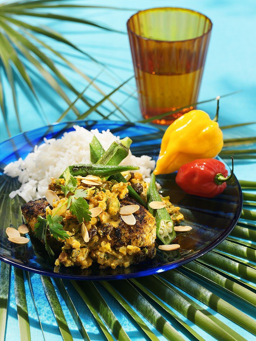 Karibisches Curry-Huhn mit Okraschoten und Mandeln