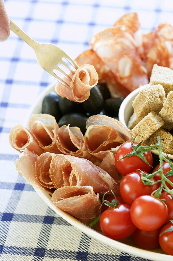 Antipasto di prosciutto e salame (salami and ham platter)