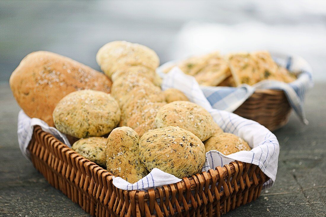 Spinatbrötchen im Korb und Focaccia mit Dill