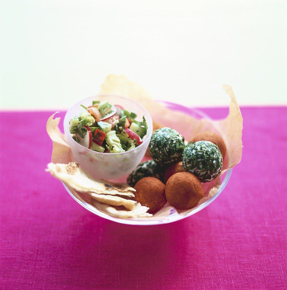 Frischkäsebällchen mit Salat