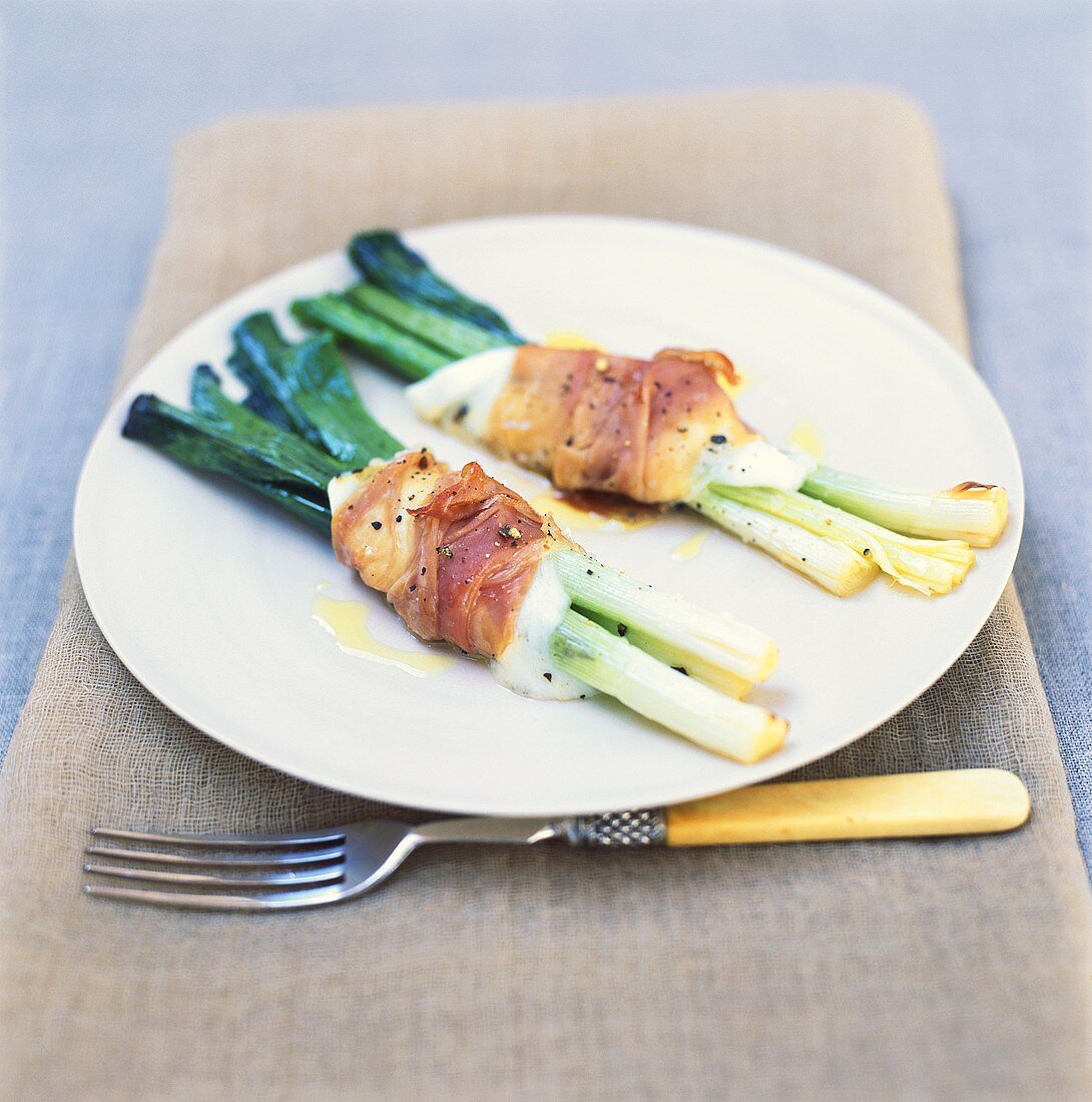 Spring onions with mozzarella wrapped in bacon