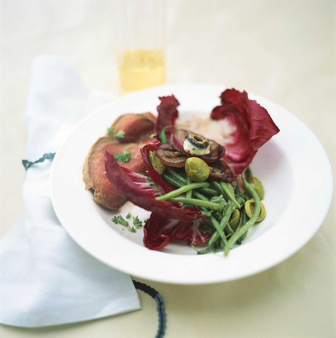 Roastbeef mit Bohnengemüse auf Radicchio