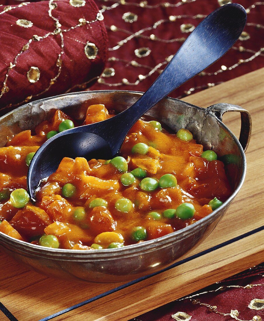 Curry sauce with peas