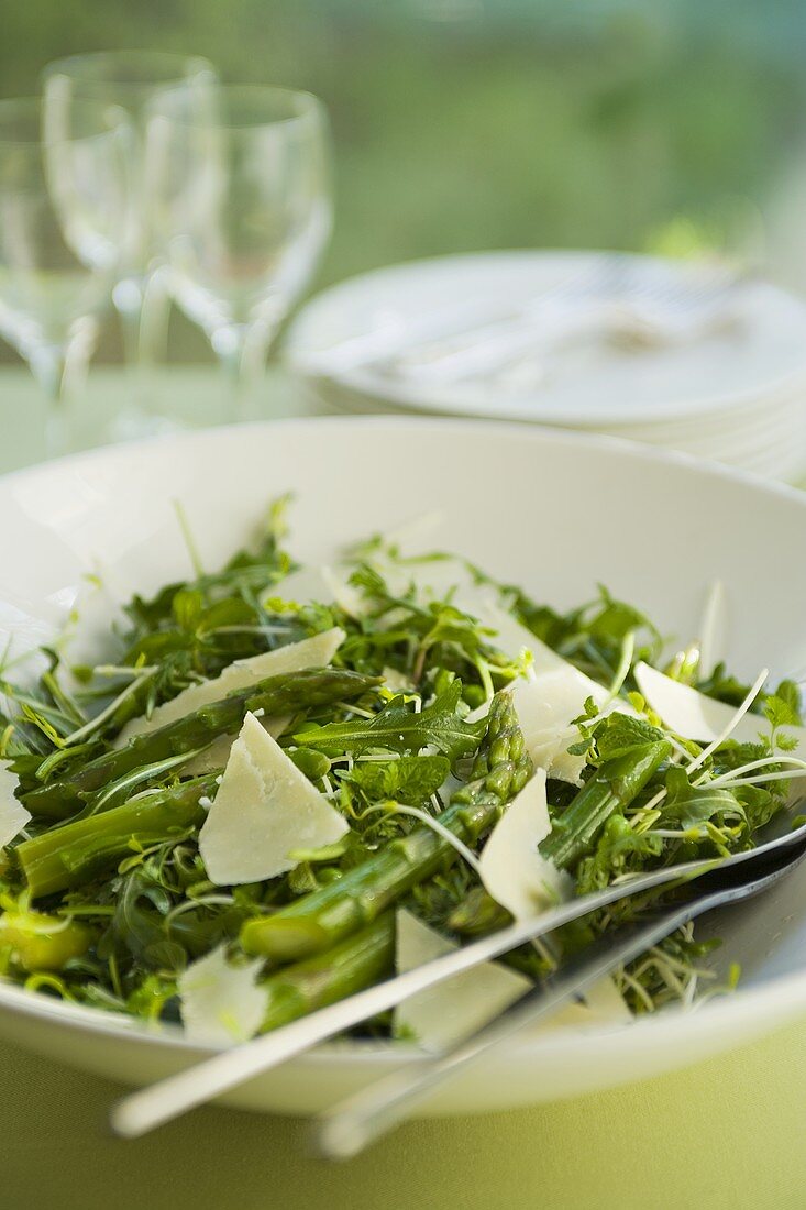 Spargelsalat mit Rucola und Erbsen