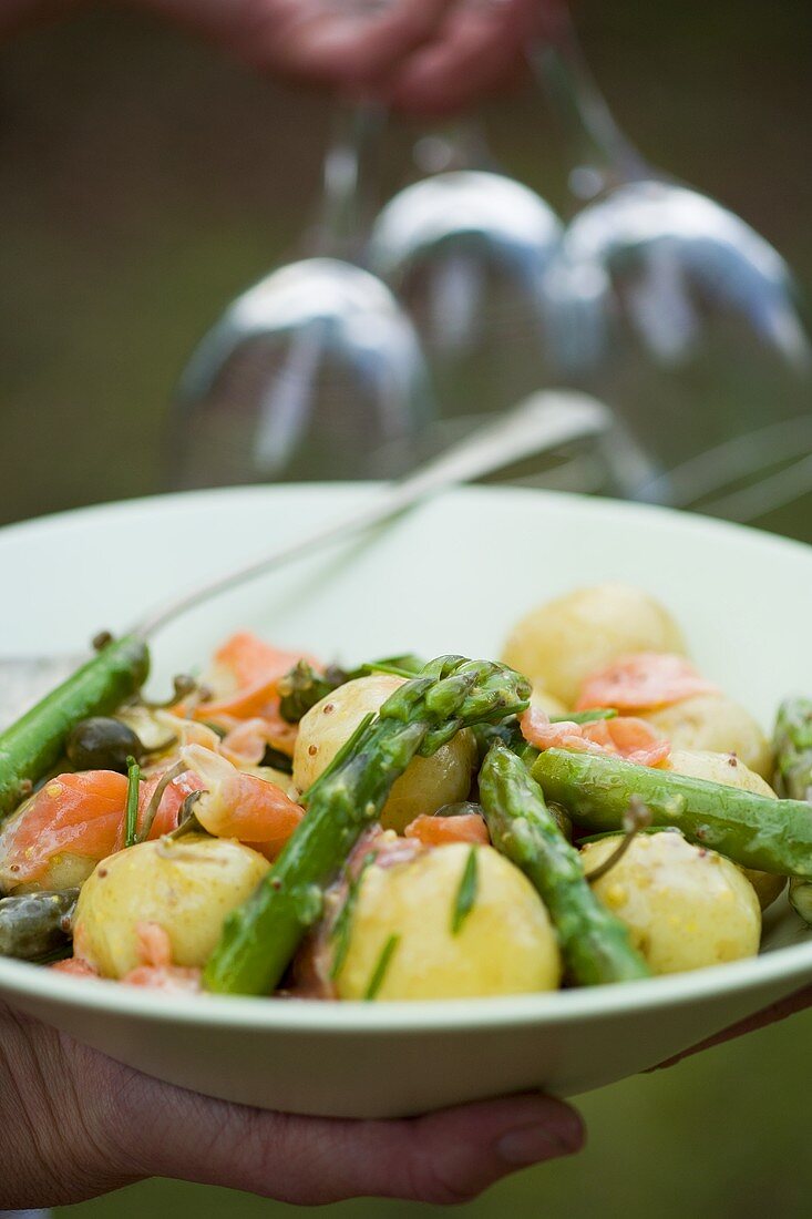 Warmer Kartoffelsalat mit Spargel und Räucherlachs