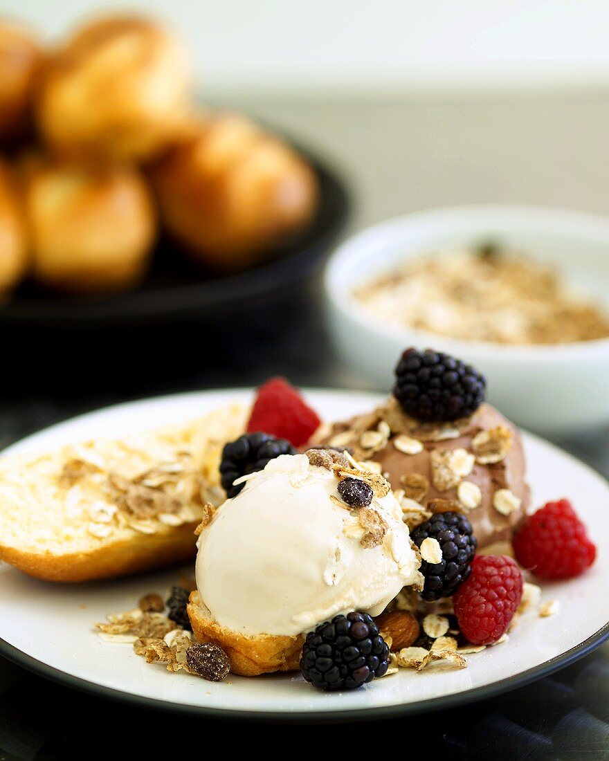 Brioche mit Eis und Beeren