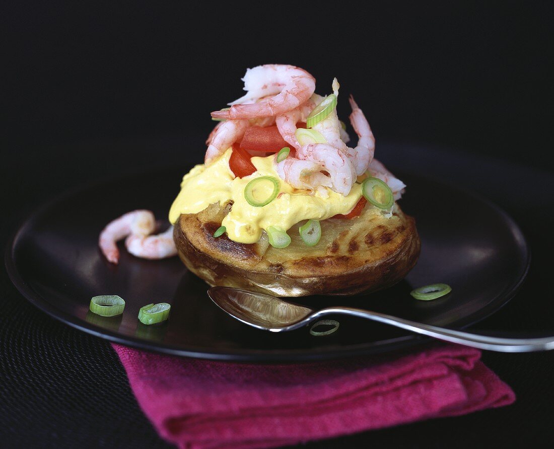 Baked potato with crème fraîche and shrimps