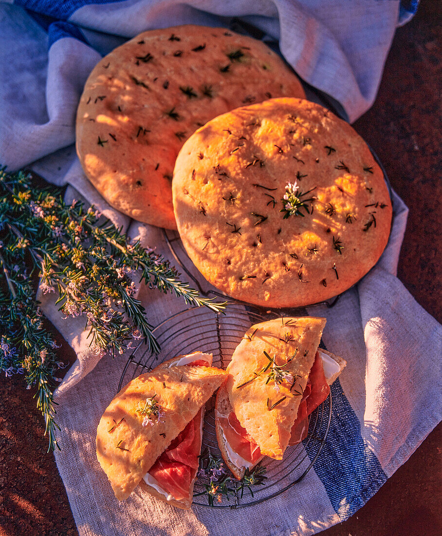 Focaccia mit Prosciutto und Frischkäse