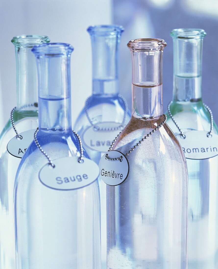 Wasserflaschen mit verschiedenen Kräuter-Aromen