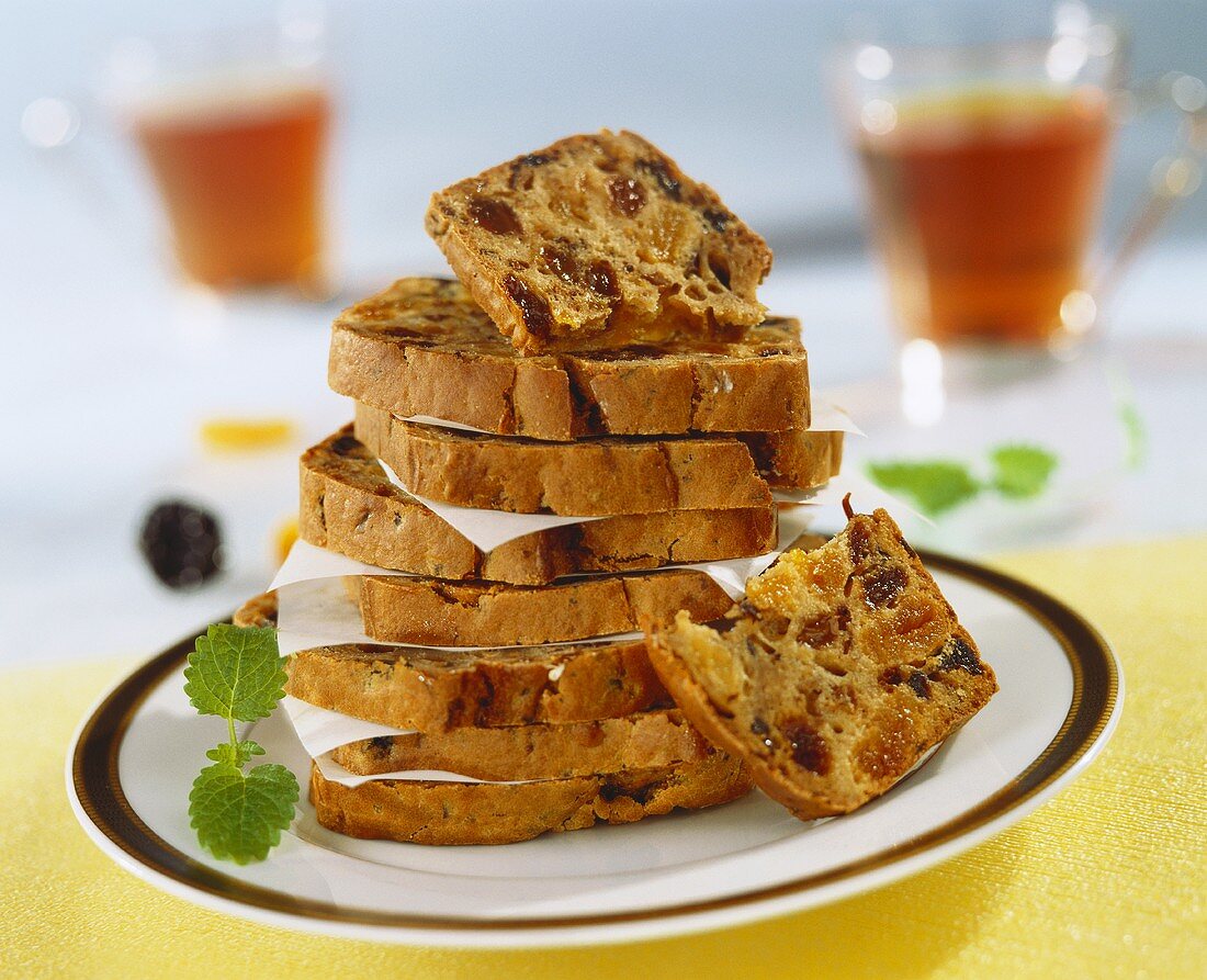 Teekuchen mit Trockenfrüchten aufgeschnitten