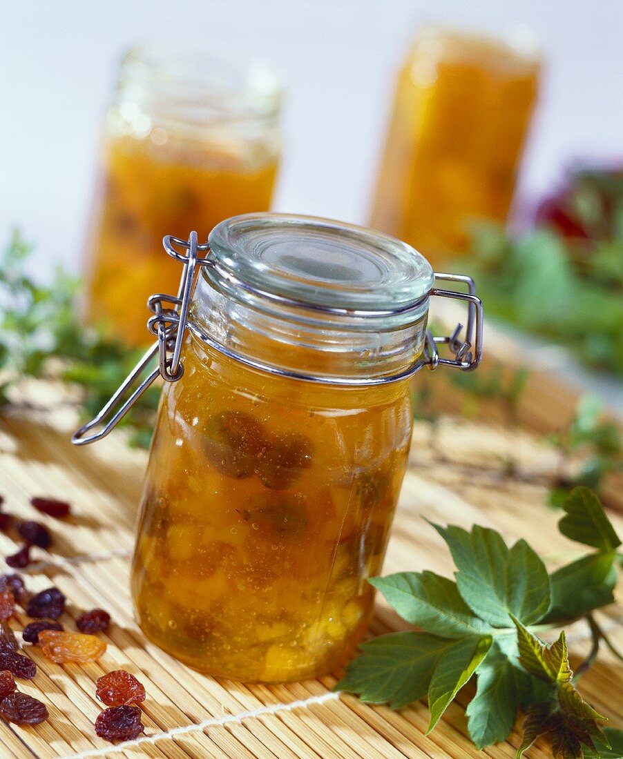 Aprikosenmarmelade mit Rosinen im Glas